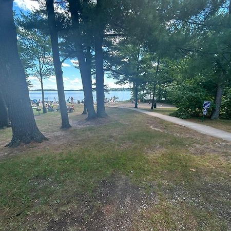 Long Lake Retreat- Hot Tub, Pool Table, Firepit Траверс-Сити Экстерьер фото