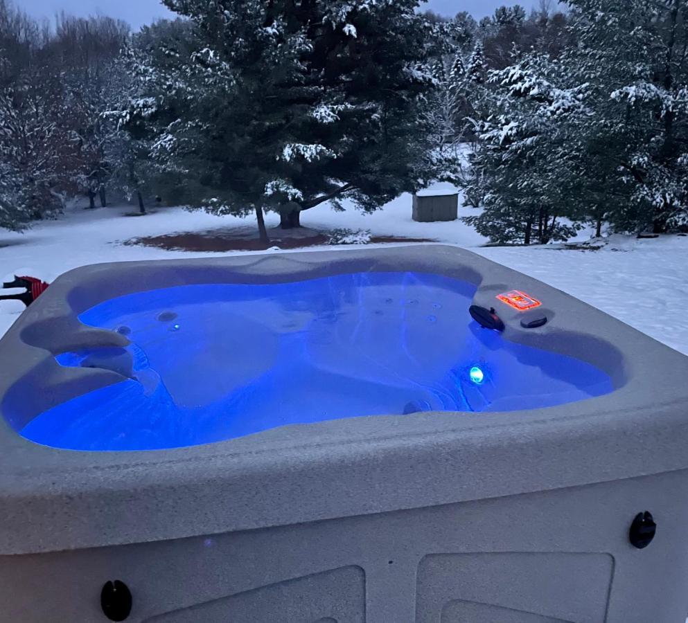 Long Lake Retreat- Hot Tub, Pool Table, Firepit Траверс-Сити Экстерьер фото